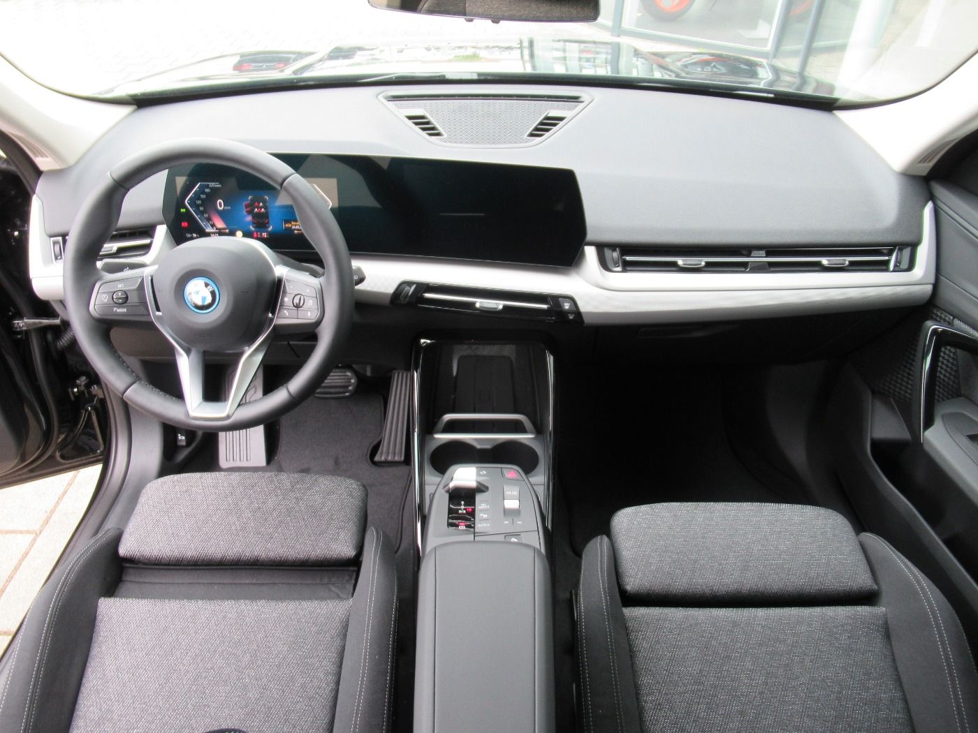 Fahrzeugabbildung BMW iX1 eDrive20 AHK/AC-PROF/DrivAssi/SportSitz