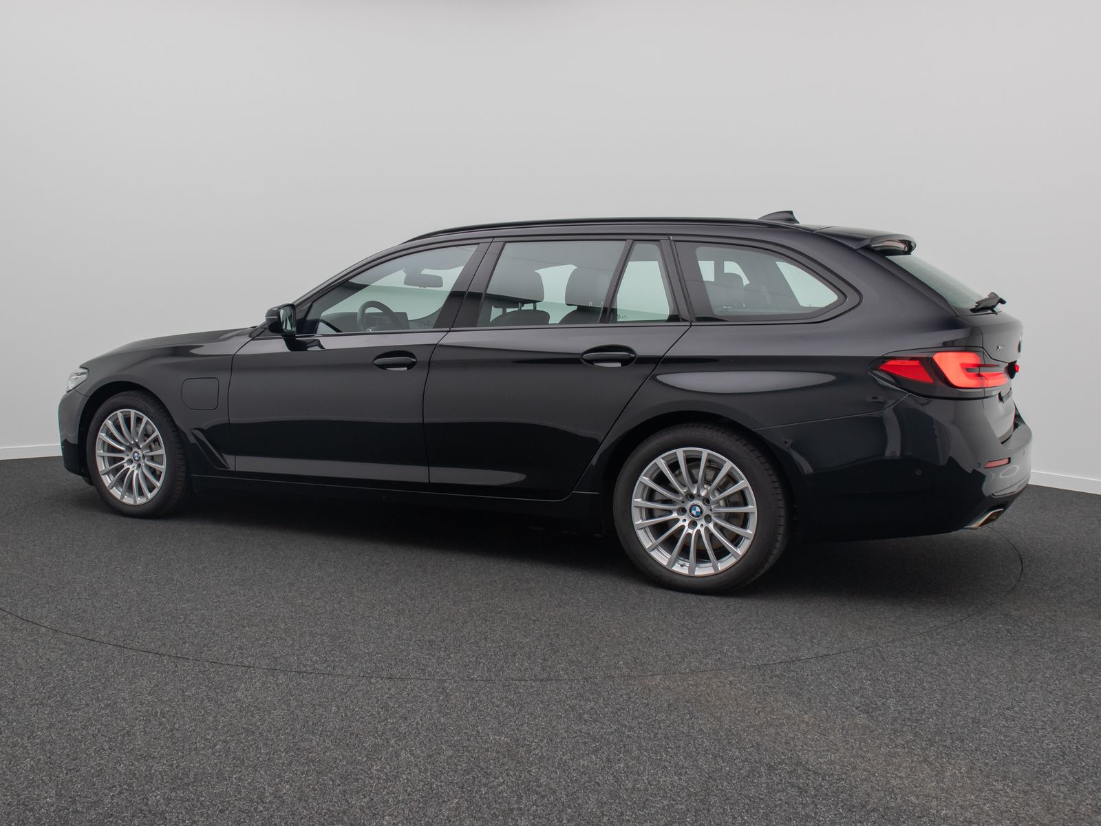 Fahrzeugabbildung BMW 530e xD Kamera DAB DisplKey HiFi Alarm 4*Klima