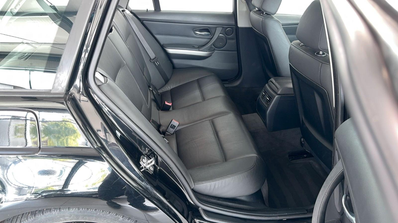 BMW 318d Touring 143 ch BVM / 133 927 km / Toit pano / Cuir / Sièges chauffants / Chaine changée