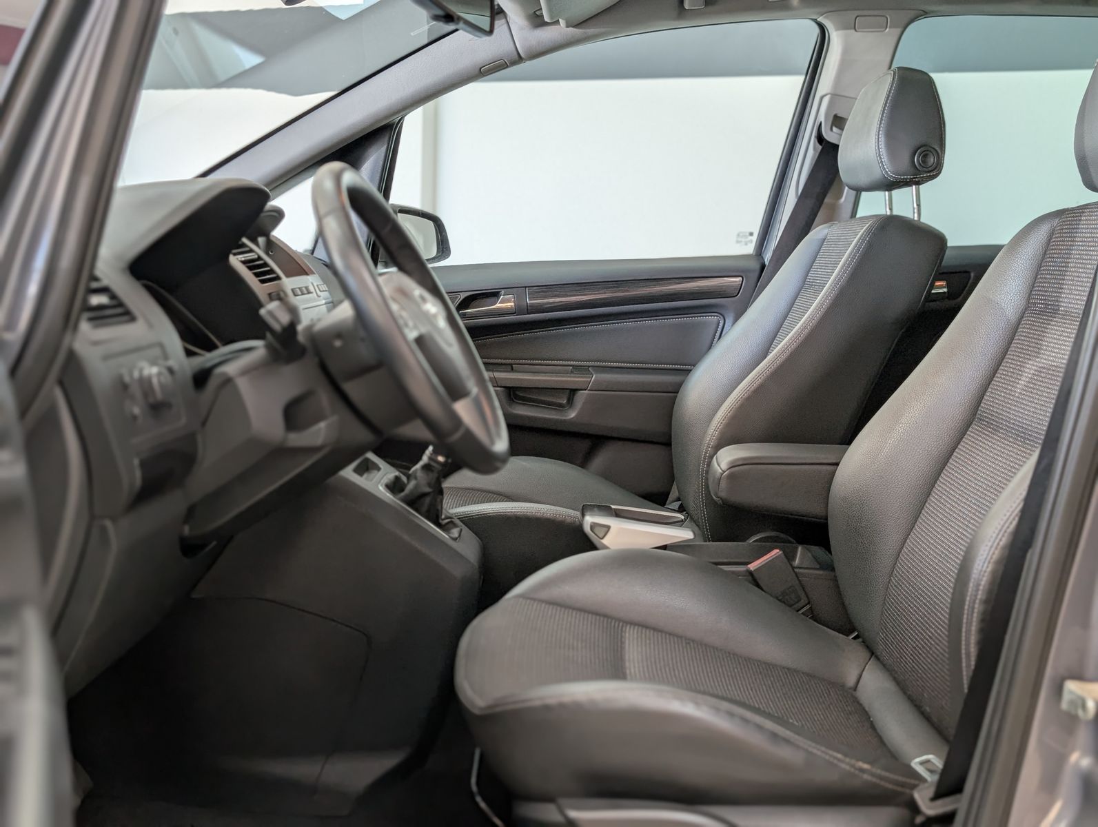 Fahrzeugabbildung Opel Zafira 2.2 Cosmo PANO 7S EURO4 GRÜN PLAK