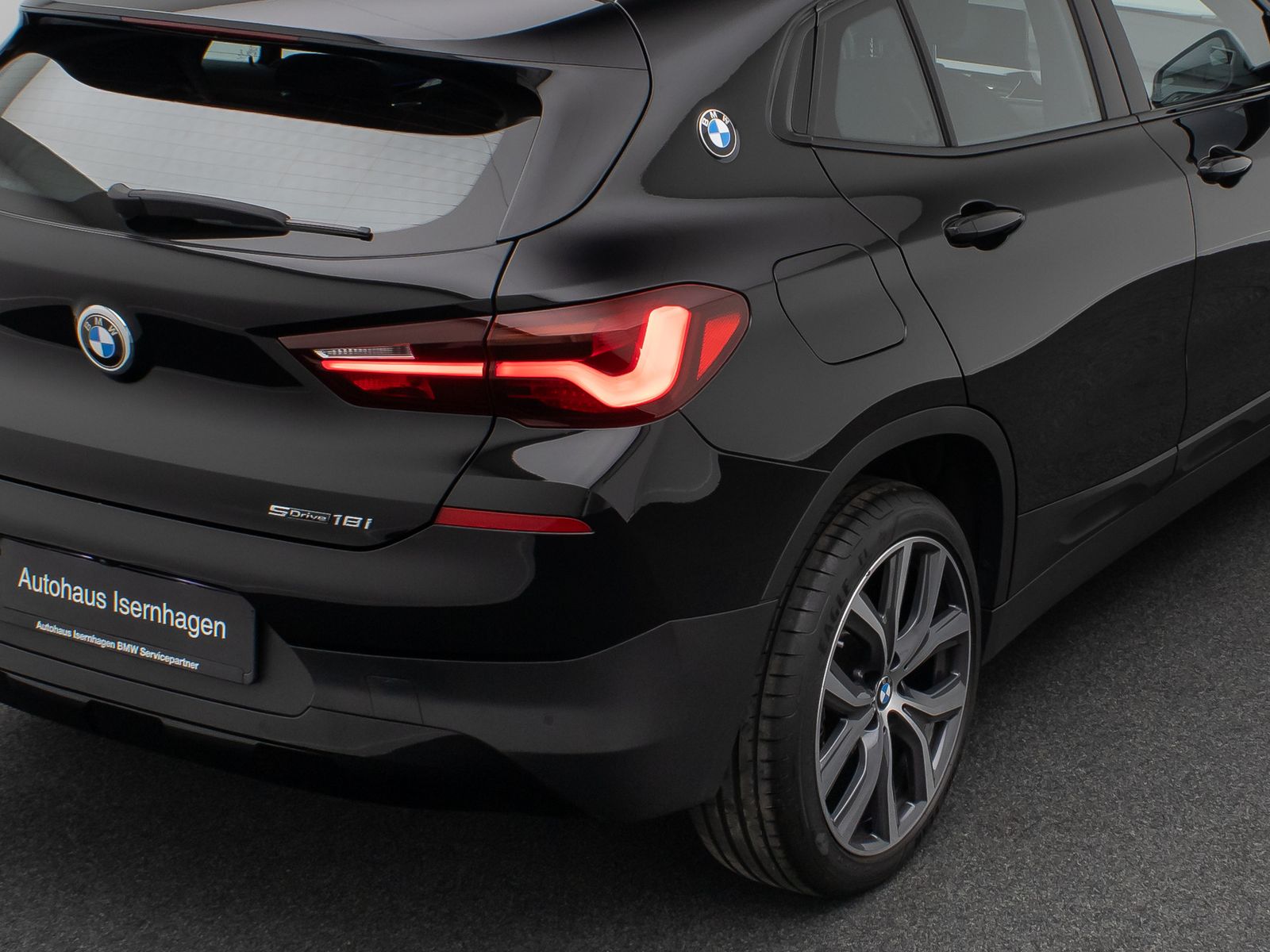 Fahrzeugabbildung BMW X2 sD18i Alarm HUD DAB Kamera HiFi Sportsitz 19"