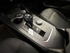 BMW 118  i Advantage LED NAVI PDC AHK Panorama