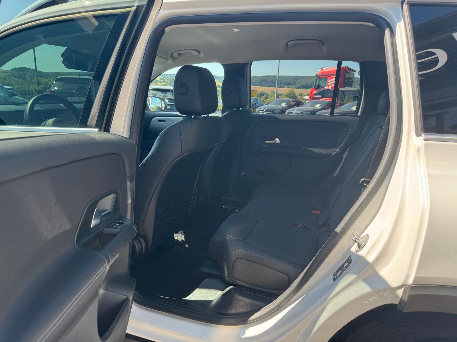 Fahrzeugabbildung Mercedes-Benz GLB 180 Style+Distronic+RKamera+Vollleder