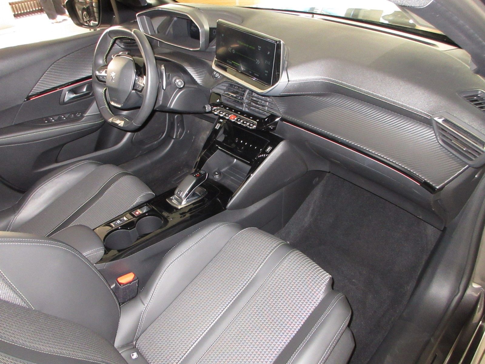 Fahrzeugabbildung Peugeot 208 1.2T GT  LED/NAVI/SHZ/PANO/HEAD/CAM/PDC/17"