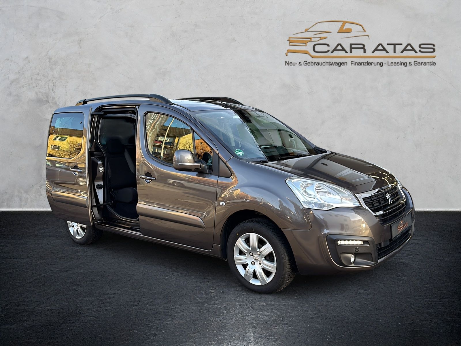 Fahrzeugabbildung Peugeot Partner Tepee Allure 1.2 Pure Tech Klimaaut.Temp