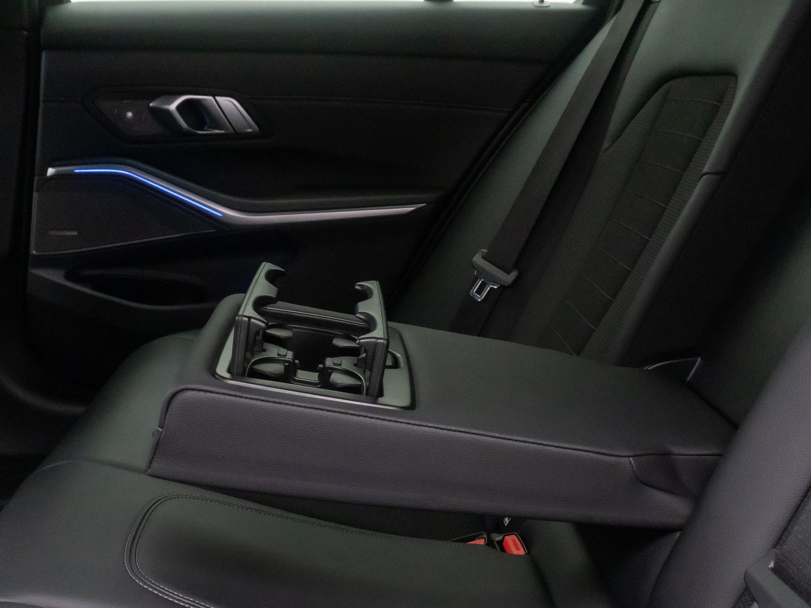 Fahrzeugabbildung BMW 320d Sport Line Alarm DAB AHK H/K Individual LED