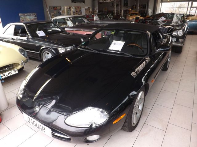 Jaguar XK8 - Cabriolet-der elegante schwarze Kater!