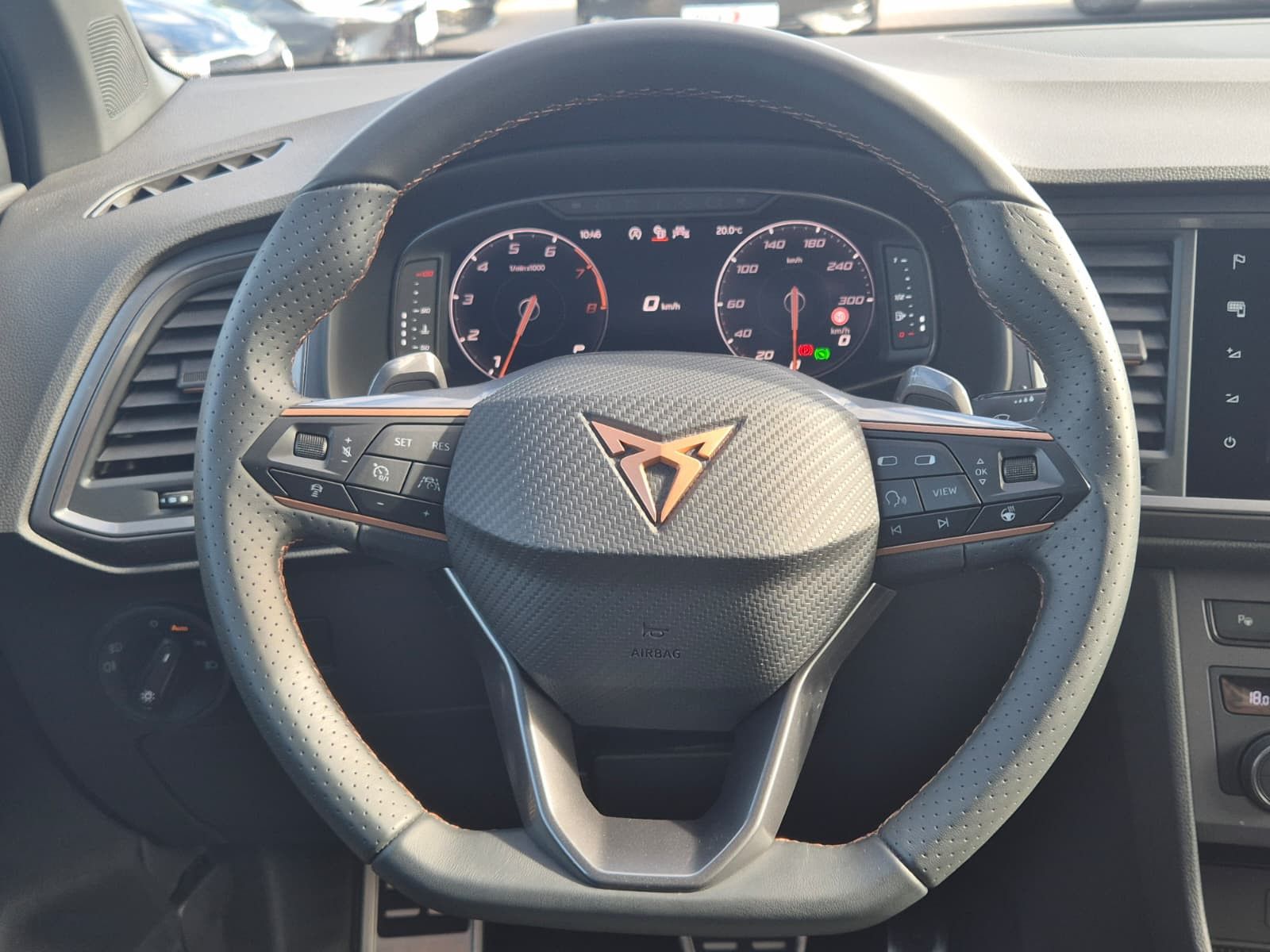 Fahrzeugabbildung CUPRA Ateca 1.5 TSI DSG PANO*DINAMICA*ACC*KAM*AHK*19"