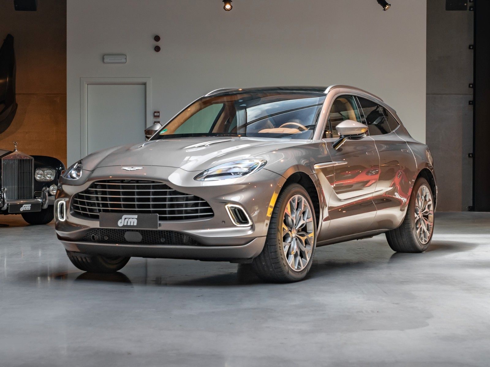 ASTON MARTIN DBX