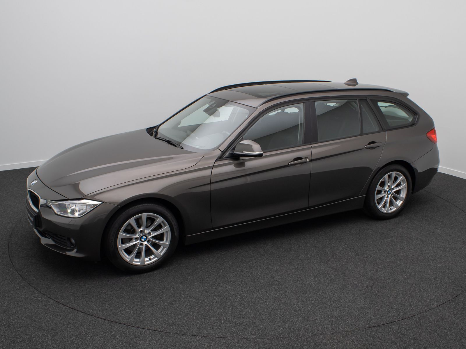 Fahrzeugabbildung BMW 320d GeschwindigReg HUD HiFi Xenon AHK Panorama
