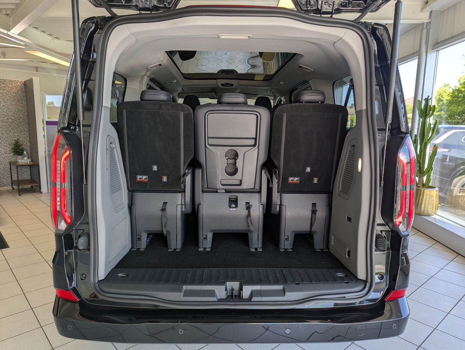 Fahrzeugabbildung Ford Tourneo Custom 320 Titaniu-X Leder Pano StHz AHK