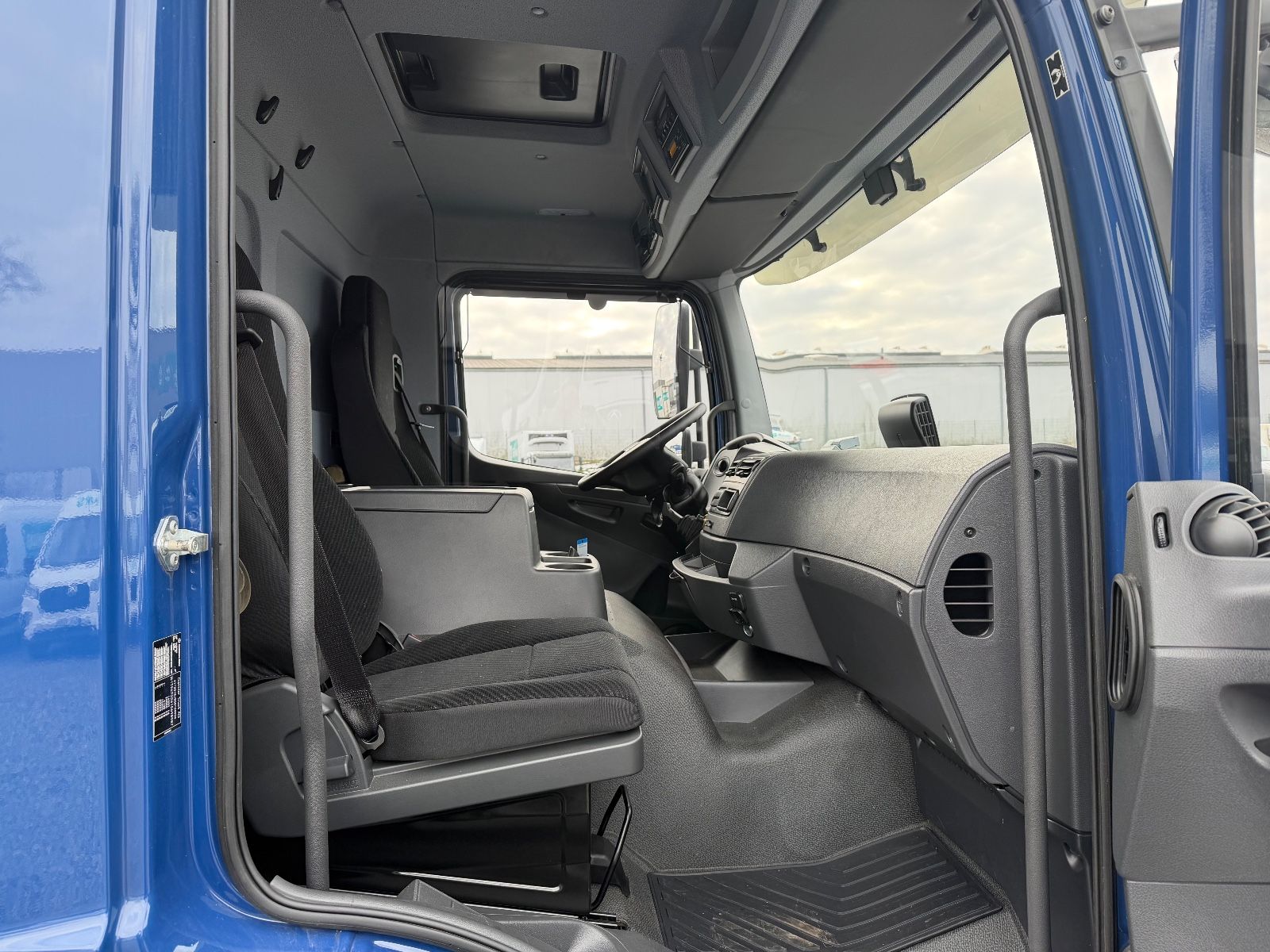 Fahrzeugabbildung Mercedes-Benz Atego 1524 Tiefkühler Thermo King LBW