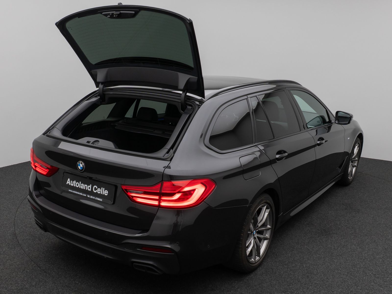 Fahrzeugabbildung BMW 520d M Sport Panorama 360° HUD HiFi AHK Komfort