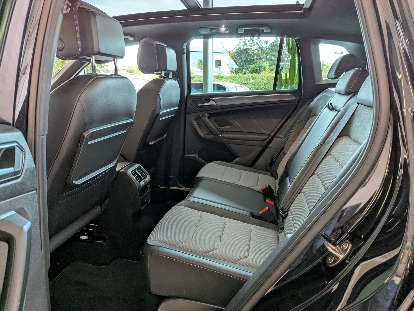 VW Tiguan 2.0 TDI DSG 4M 2x R-Line Pano HUD AHK 20" - Image 12