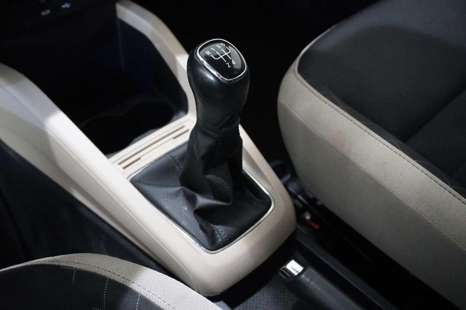 Fahrzeugabbildung SKODA Fabia Combi 1.2 STYLE LED/PDC/KLIMA/SH/USB/NEBEL