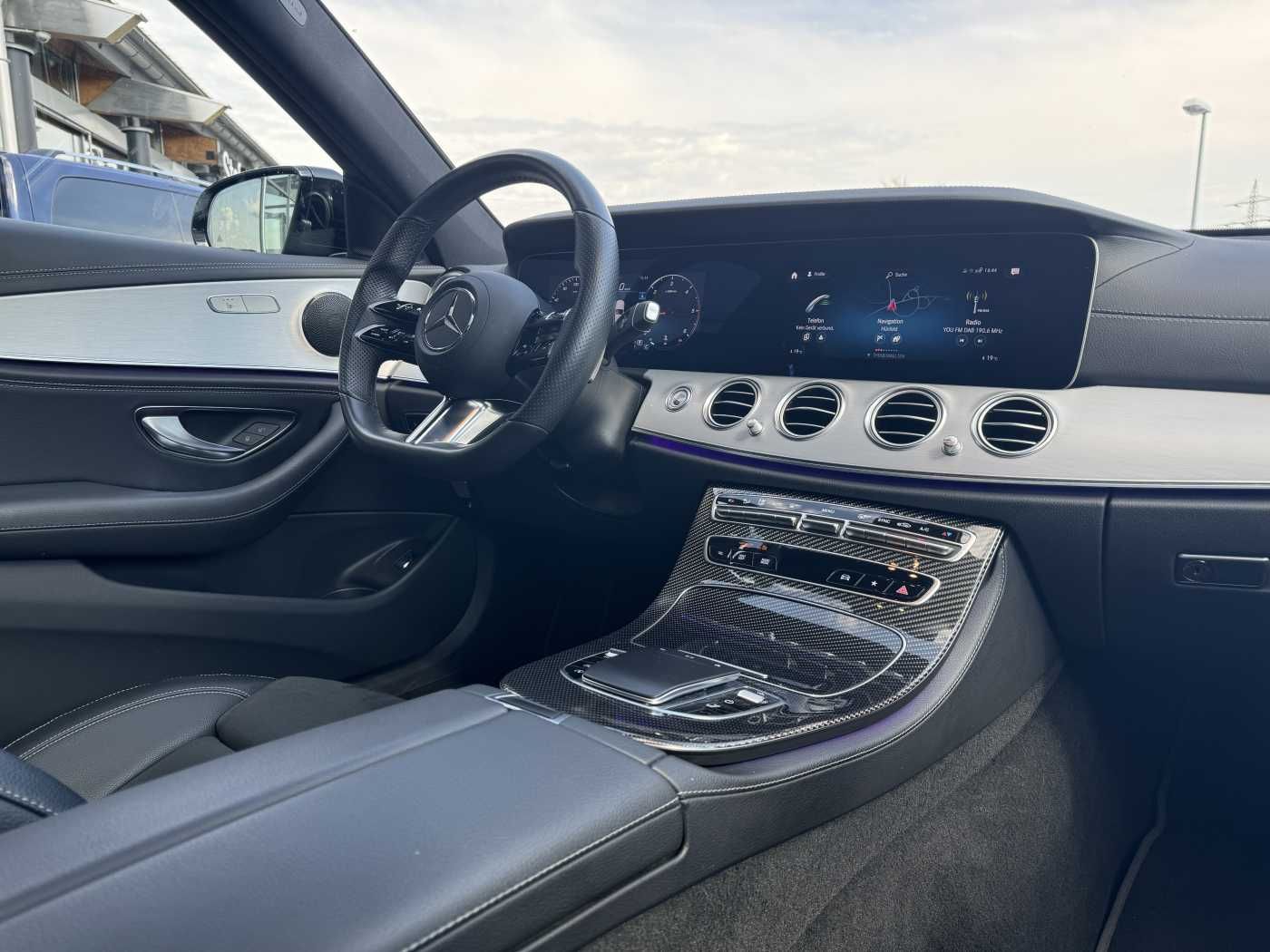 Fahrzeugabbildung Mercedes-Benz E 220d T AMG+Pano+AHK+Night+TotW+ RKamera+Ambien