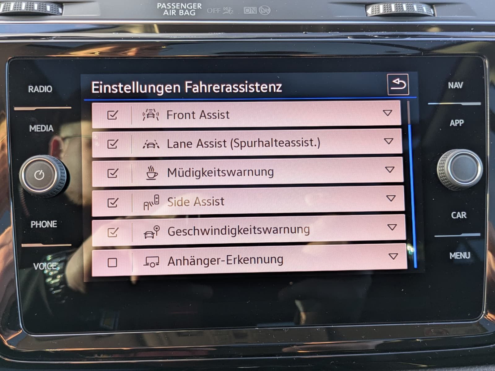 Fahrzeugabbildung Volkswagen Touran 2.0 DSG R-Line High. Pano 7-Si IQ.Dri AHK