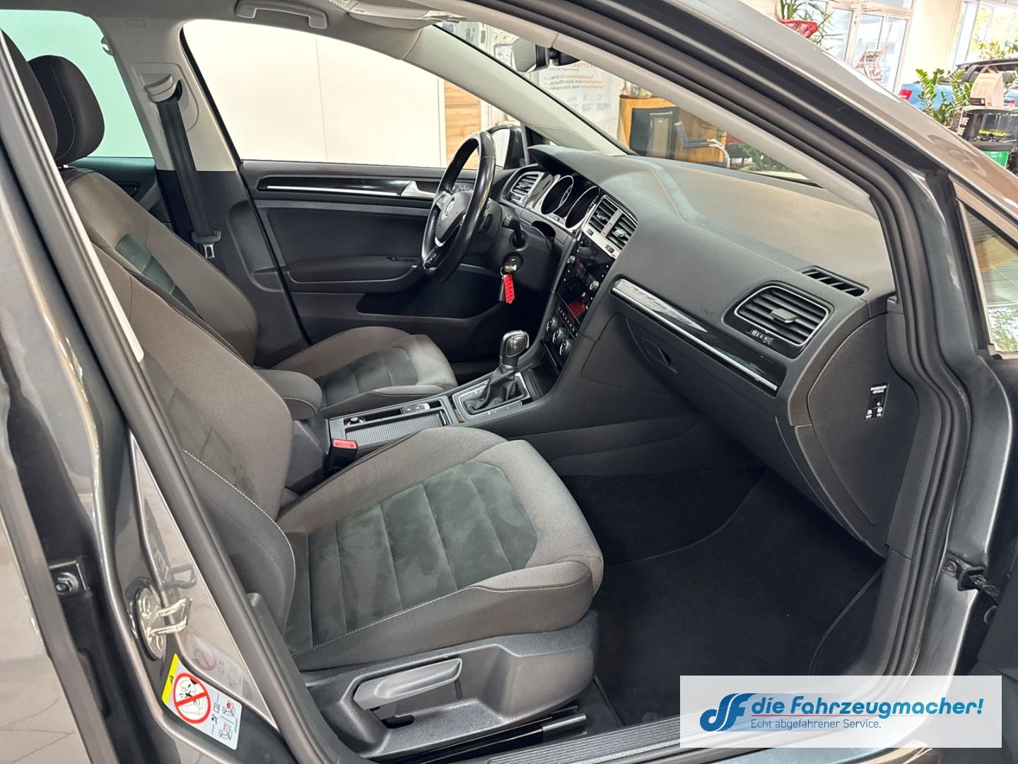 Fahrzeugabbildung Volkswagen Golf VII Highline R-Line Sportpaket Navi LED ACC