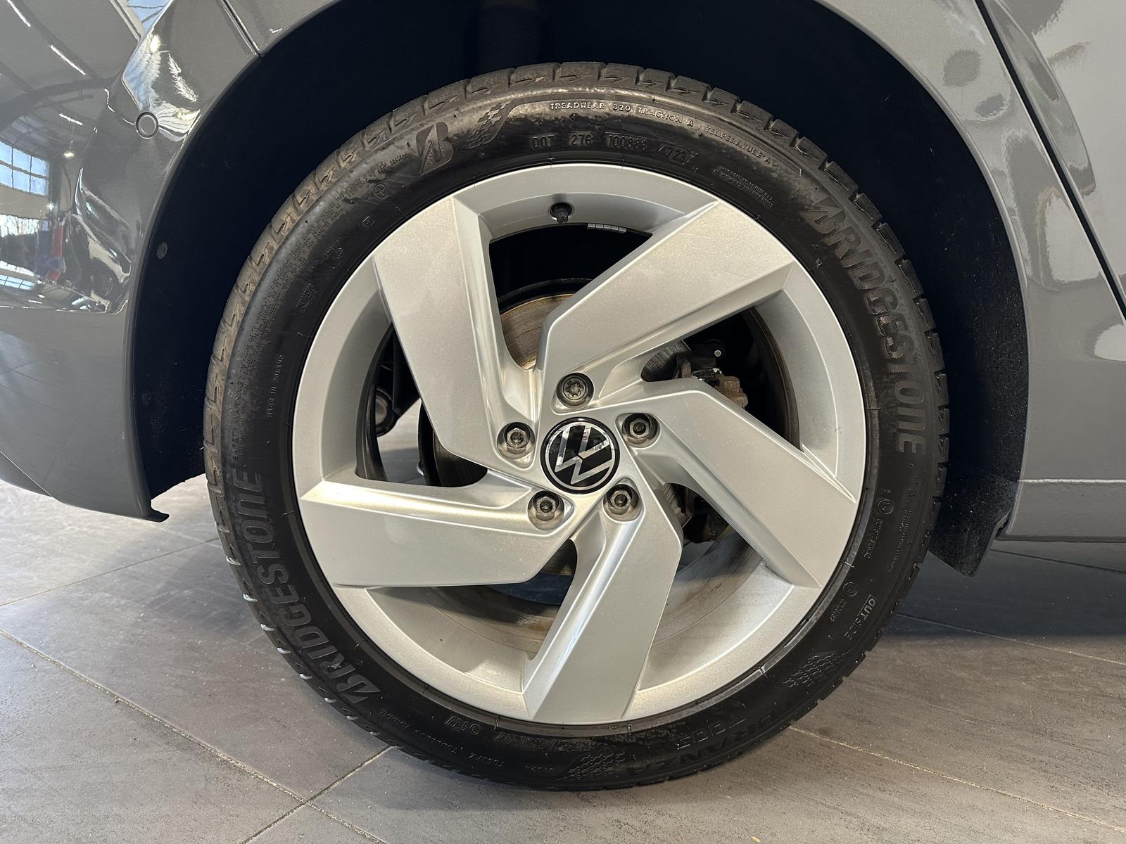 Volkswagen Golf VIII 1.5 eTSI Active NAV+LED+PLA+17ZOLL+1HD