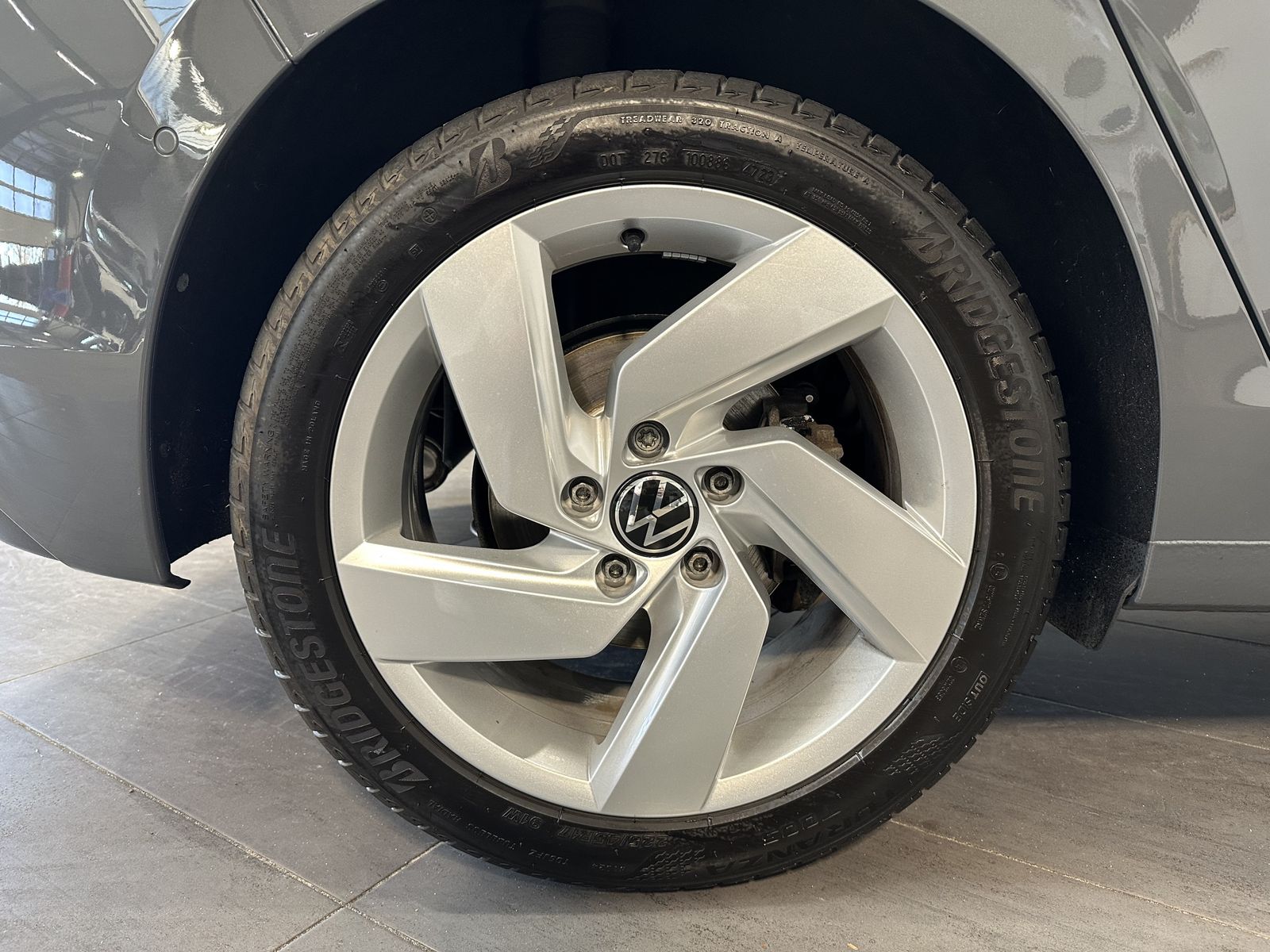 Fahrzeugabbildung Volkswagen Golf VIII 1.5 eTSI Active NAV+LED+PLA+17ZOLL+1HD