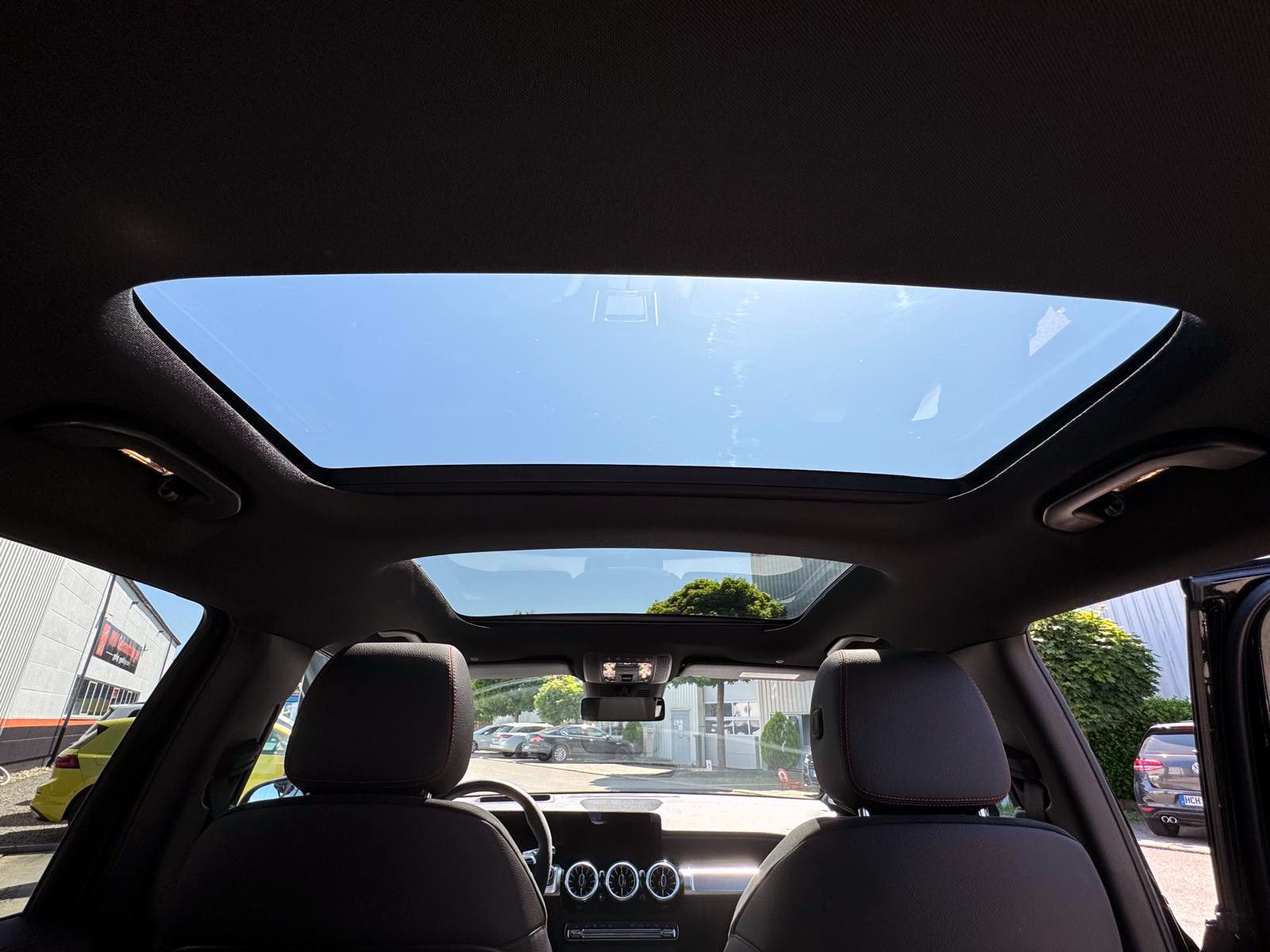 Fahrzeugabbildung Mercedes-Benz GLB35 AMG 4Matic ACC 360° HUD PANO BURMESTER LED