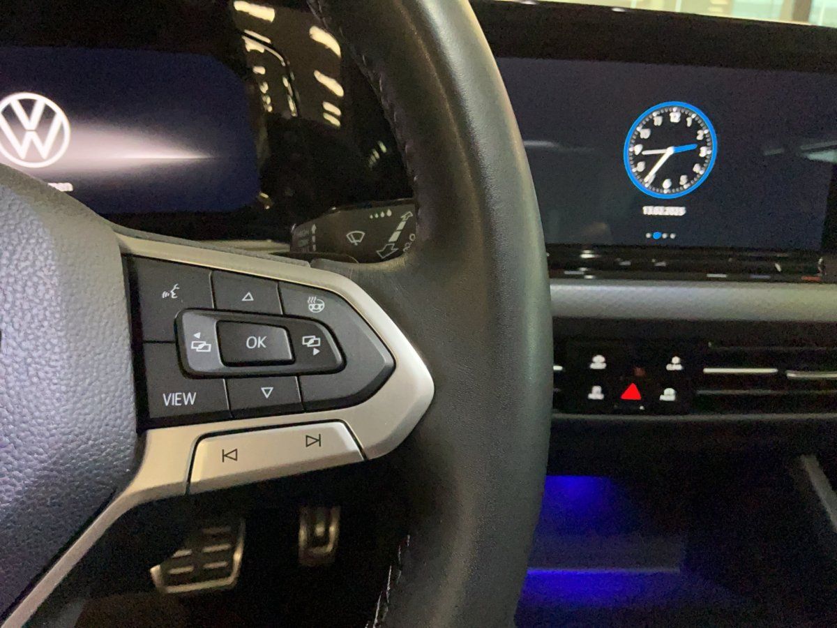 Fahrzeugabbildung Volkswagen Golf VIII Active 1.5 eTSI DSG Pano LED
