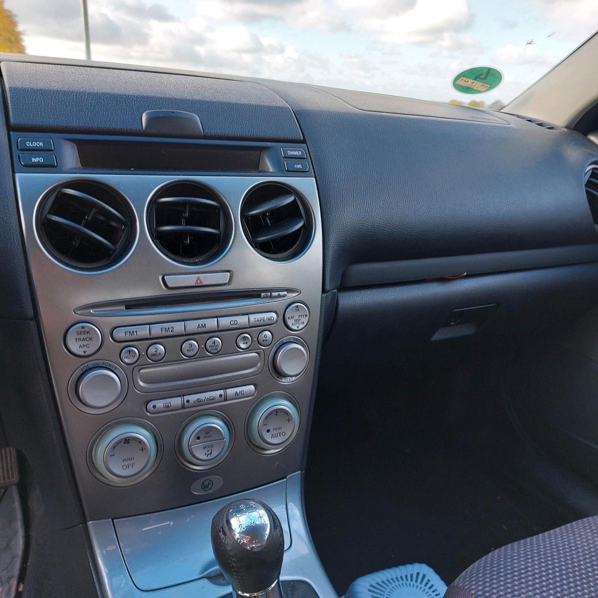 Mazda 2 2005 — вигляд ззаду