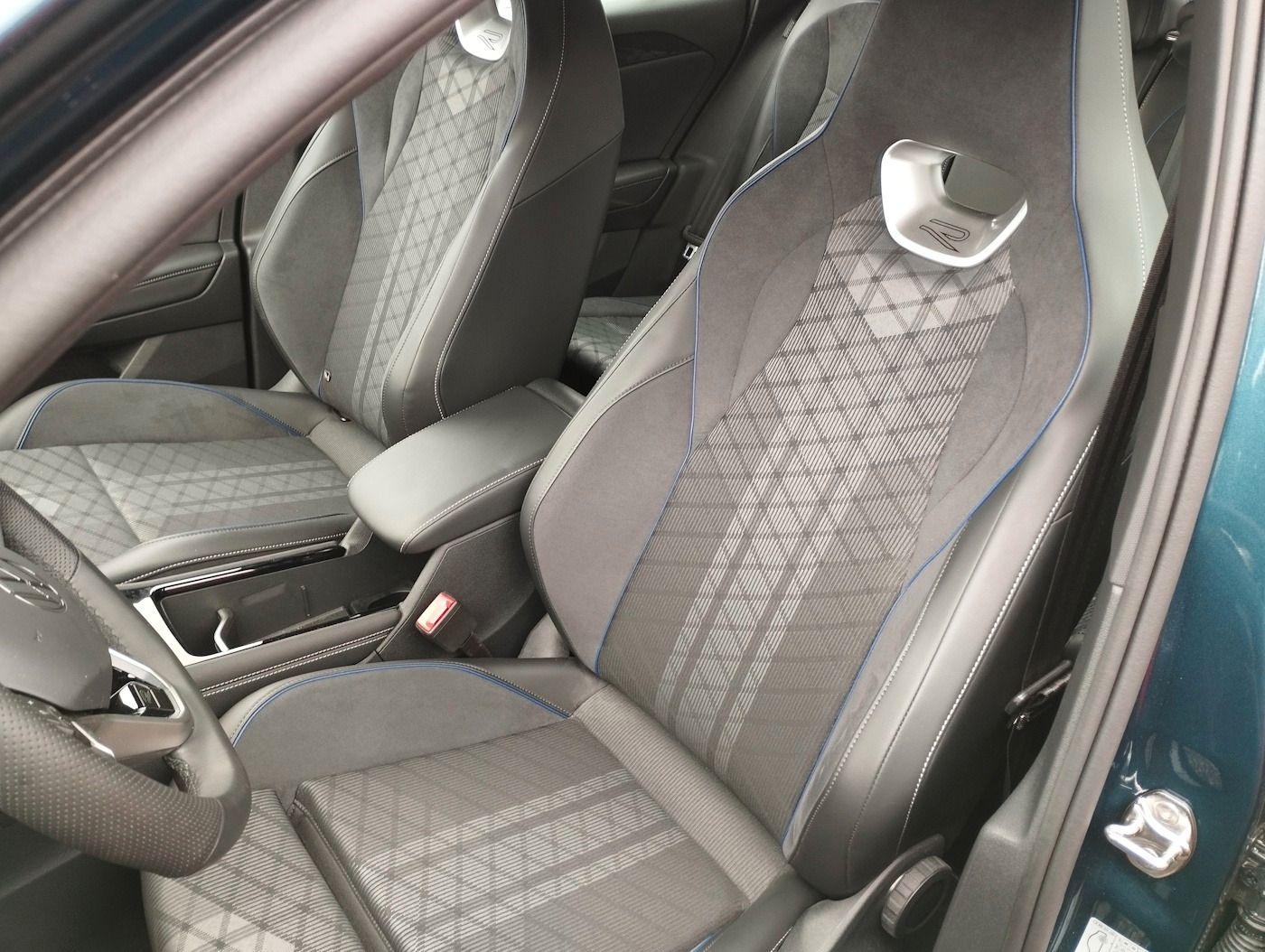 Fahrzeugabbildung Volkswagen Tiguan 2.0 R-Line NEU63T DSG AHK Kamera Matrix