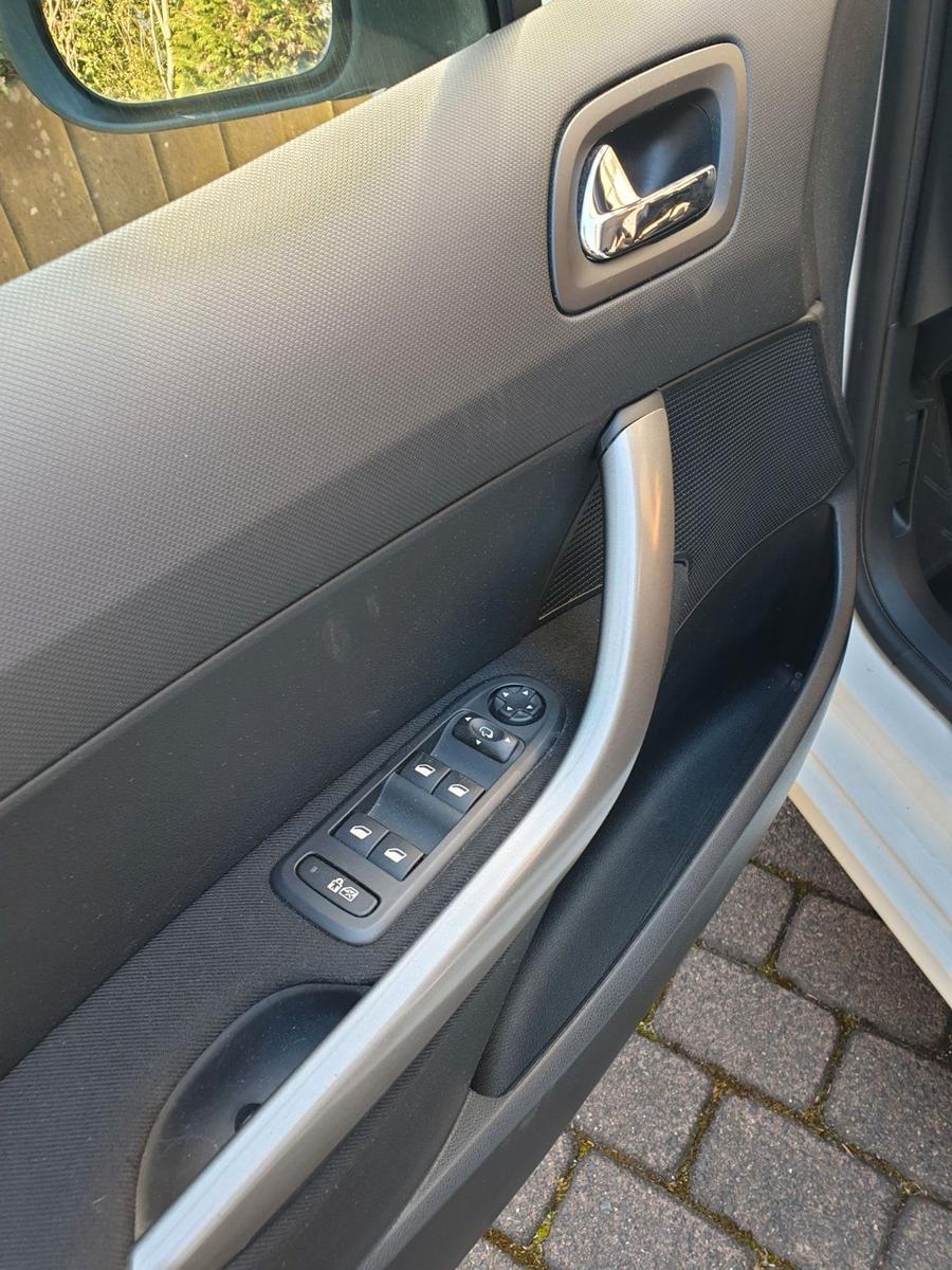 Peugeot 308 2012 — photo 7