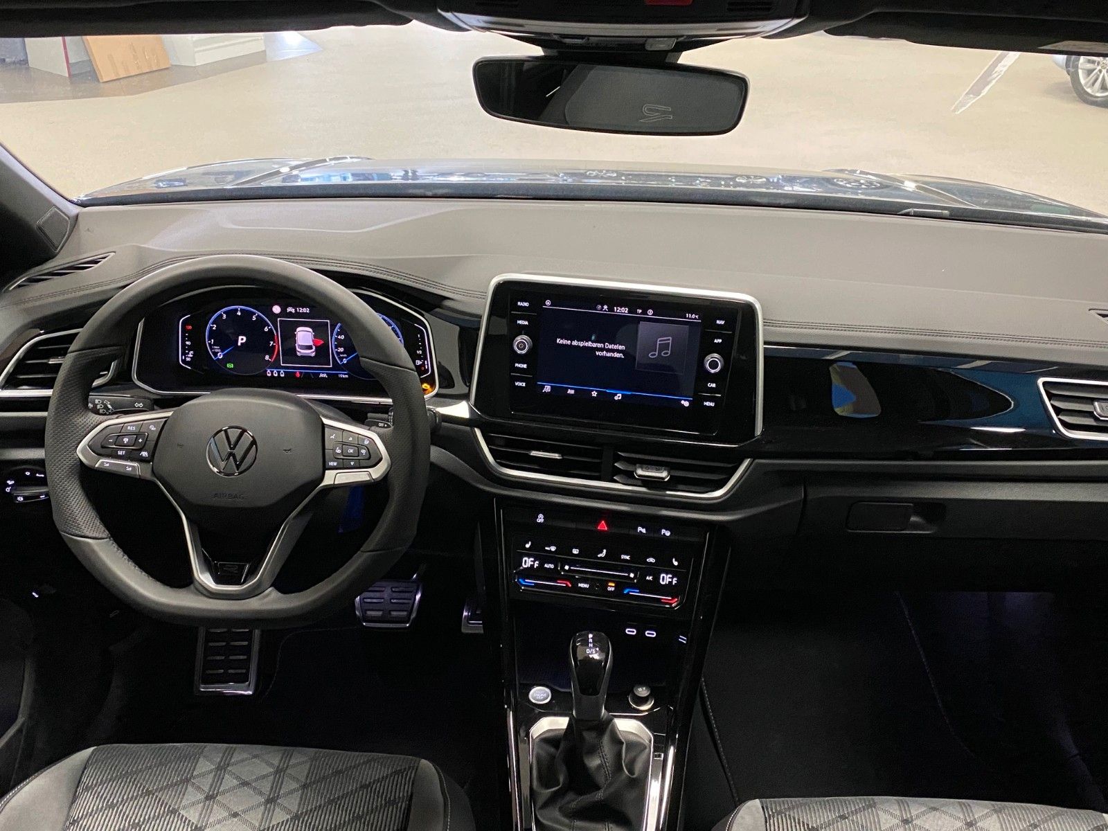Fahrzeugabbildung Volkswagen T-Roc 1.5 TSI DSG R-Line+ACC+iQ Light MATRIX+18"