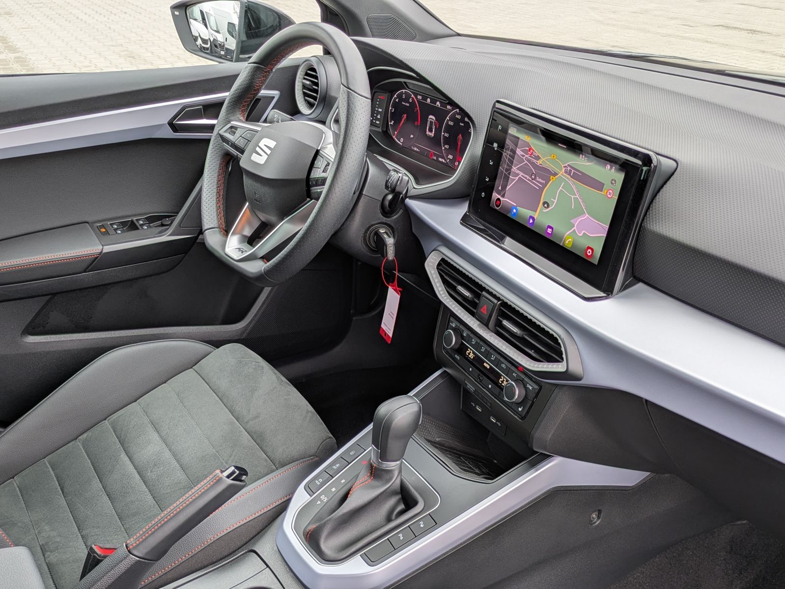 Fahrzeugabbildung SEAT Arona 1.5 TSI FR DSG AHK*ACC*LED*APP*DAB*KAMERA