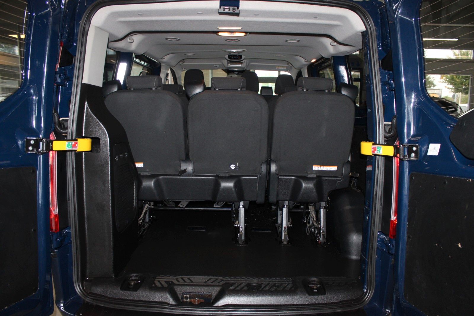 Fahrzeugabbildung Ford Transit Custom TREND 9-Sitzer Klima AHK NAVI uvm