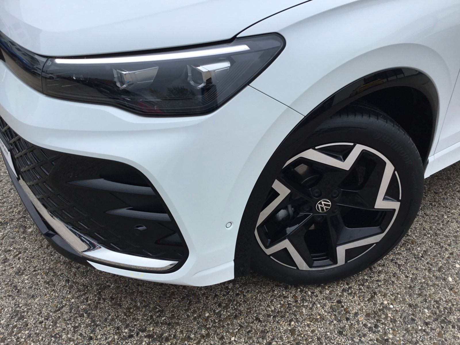 Fahrzeugabbildung Volkswagen Tiguan 1.5 eTSI DSG R-Line+AHK+19"+LED+Navi