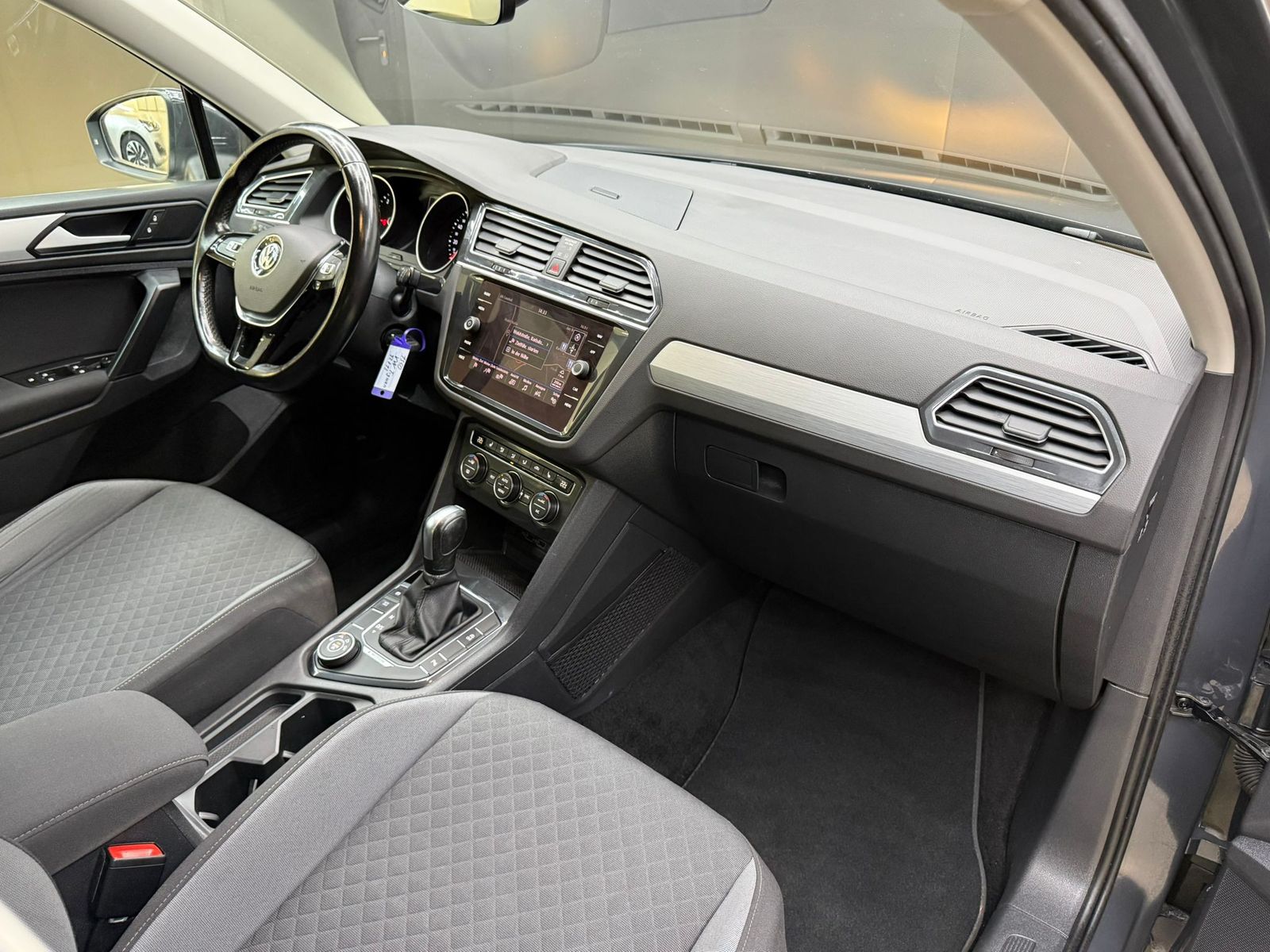 Fahrzeugabbildung Volkswagen Tiguan 2.0d DSG Comf 4Mot >NAVI+SHZ+PDC+LM+AHK+