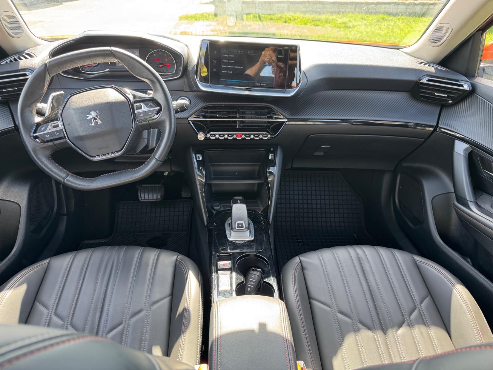 Peugeot 2008 HYBRID 136 e-DSC6 Allure*AUT*PANO*LEDER*