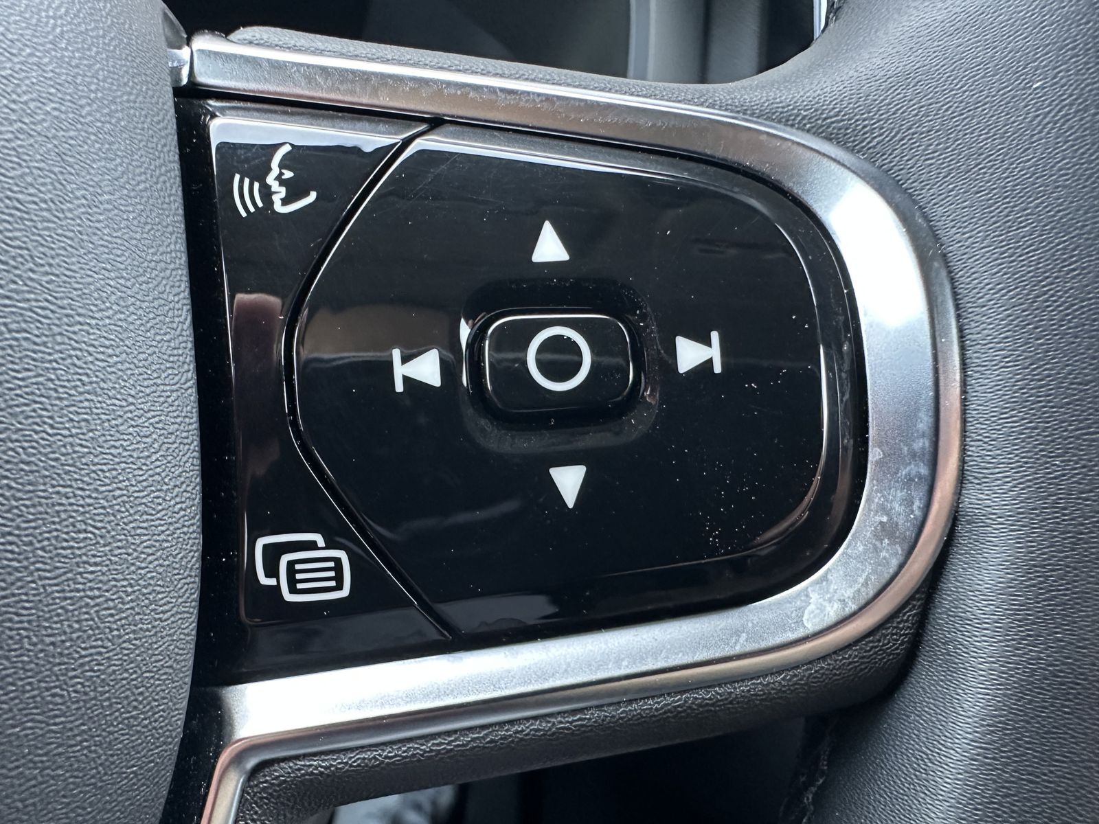 Fahrzeugabbildung Volvo XC60 B4 D Plus Dark NAV+MATRIX+ACC+21ZOLL+ALARM