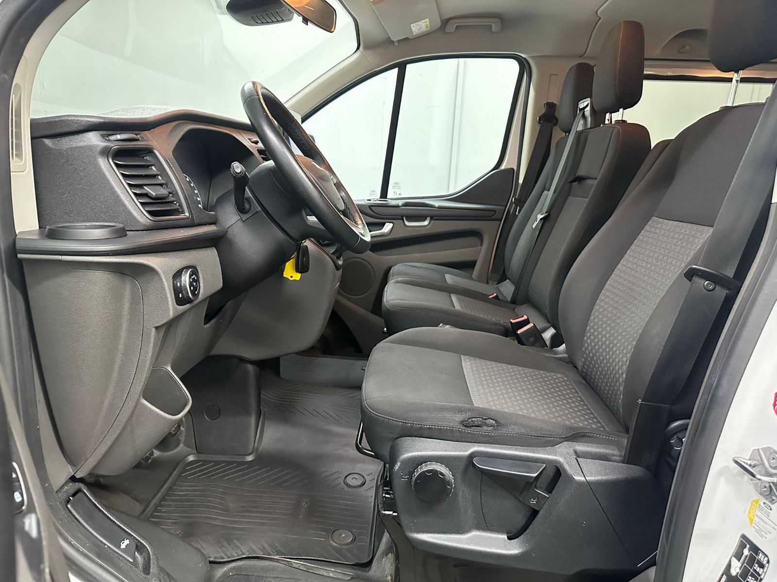 Fahrzeugabbildung Ford Transit Custom 320 L1H1* 9SITZE*NAVI*KLIMA*SDH*