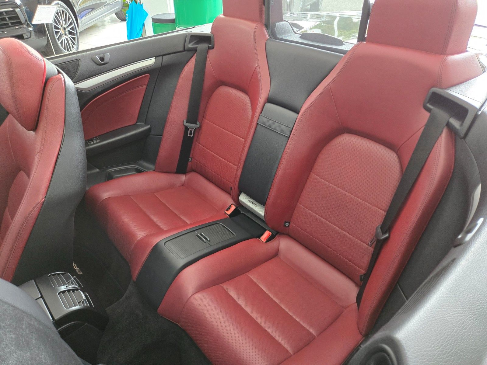 Fahrzeugabbildung Mercedes-Benz E 220 BlueEfficiency* AMG LINE * SCHWARZ / ROT *