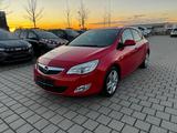 Opel Astra J Lim. 5-trg. Design Edition / EURO 5 - Opel Astra: Rot
