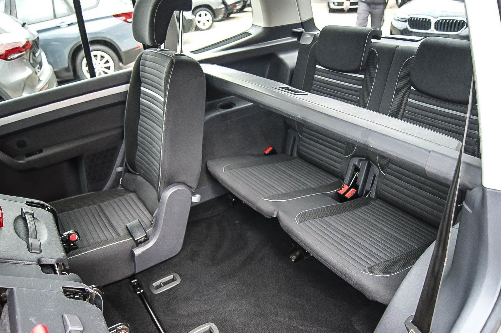 Fahrzeugabbildung Volkswagen Touran 16TDI Cup BI-XENON 7-SITZE SITZG PARKLENK