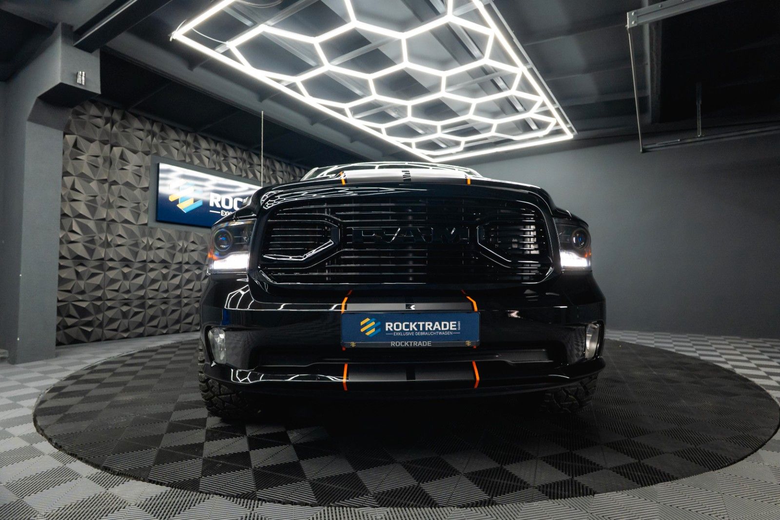 Fahrzeugabbildung Dodge RAM 5.7 V8 HEMI 4x4 OFFROAD Night HarleyDavidson