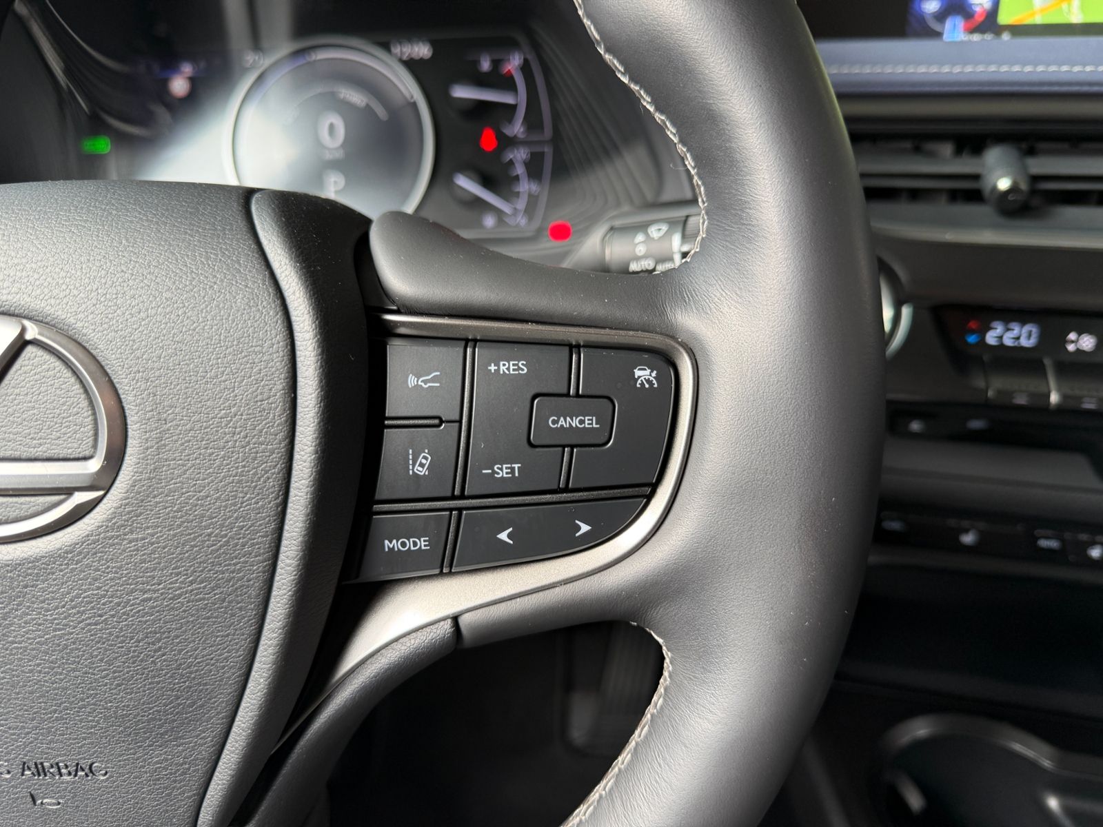 Fahrzeugabbildung Lexus UX 250 h Launch Edition LED NAV RFK SHZ ALU