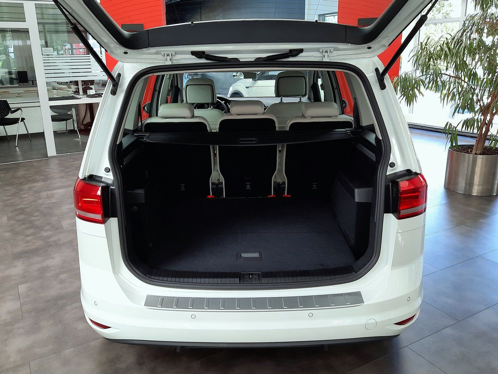 Fahrzeugabbildung Volkswagen Touran Highline TSI *AHK*Panodach*LED*PDC*Navi*