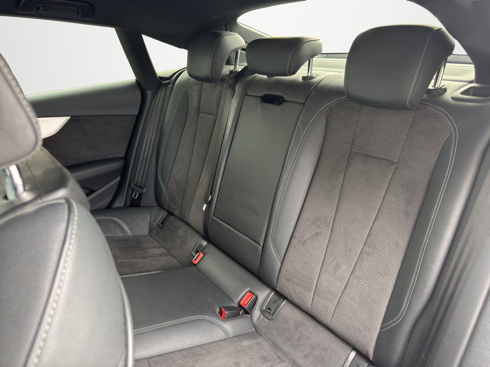 Fahrzeugabbildung Audi A5 SPORTB 40TDI S LINE BLACK LED AHK ACC KEYLESS