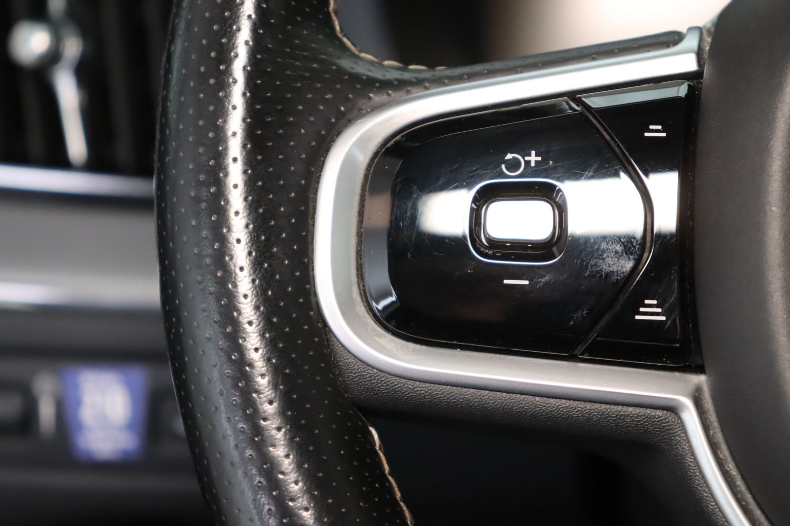 Fahrzeugabbildung Volvo XC60 D4 AWD R - Design aus 1. Hand
