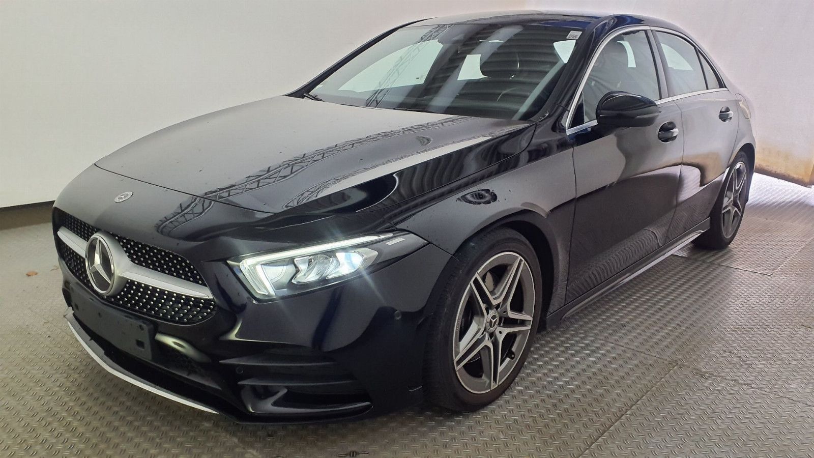 MERCEDES-BENZ A 220d Limousine AMG-LINE*MBUX*R-CAM*