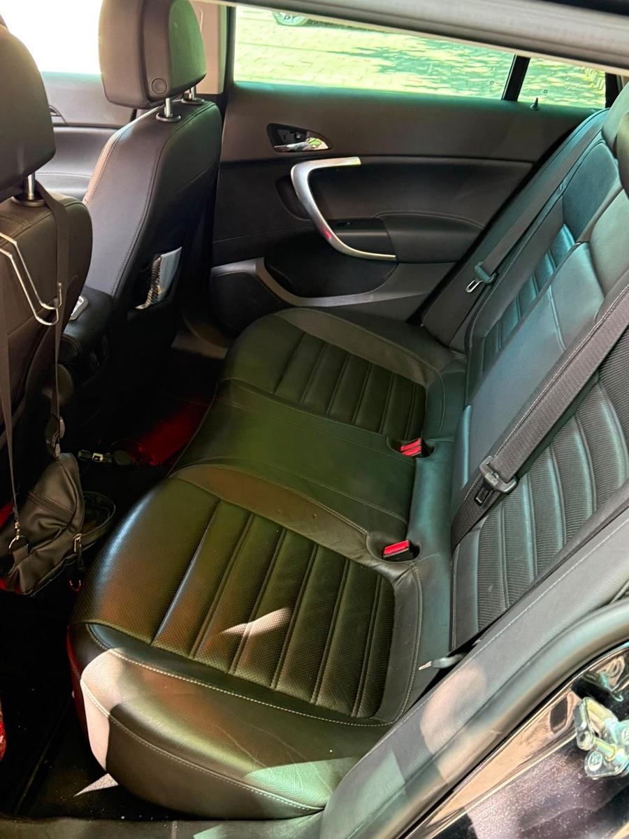 Opel Insignia 2011 — вигляд ззаду