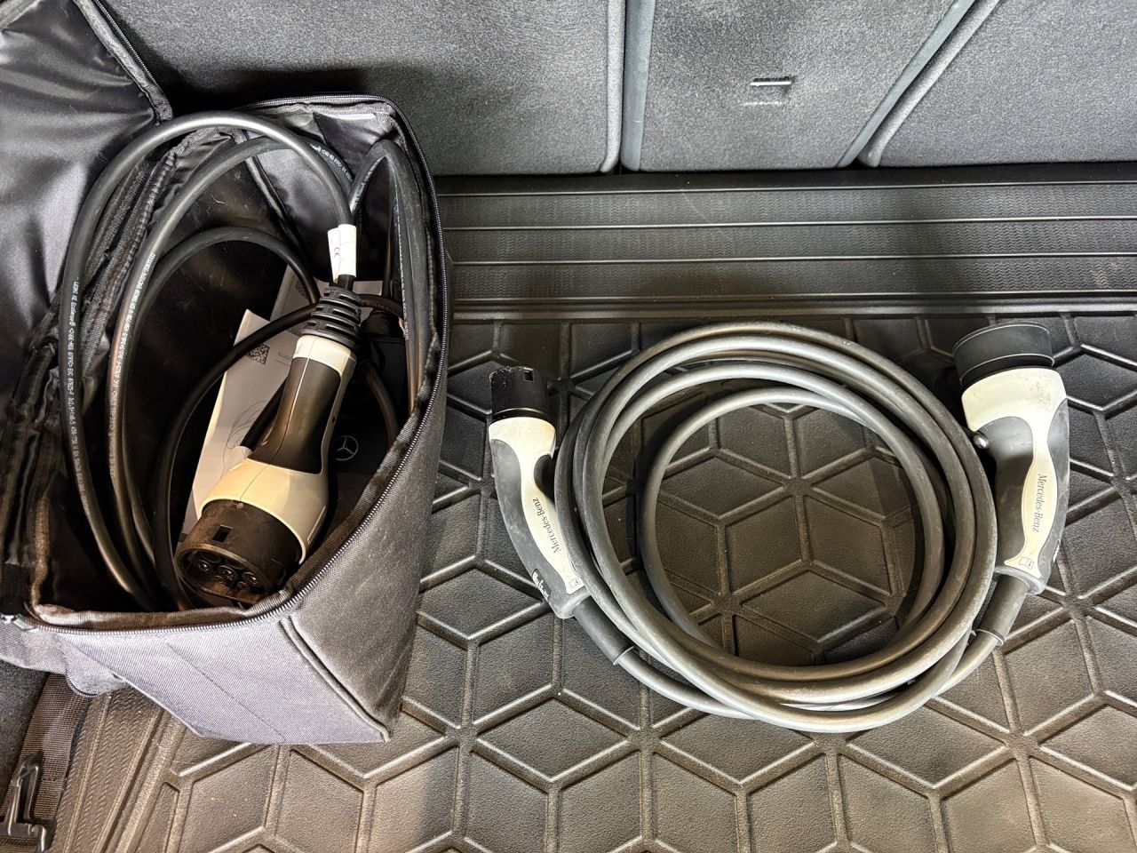 Fahrzeugabbildung Mercedes-Benz A 250 e AMG+NIGHT+MULTIB+BURM+STNDHZ+AMBIENTE++