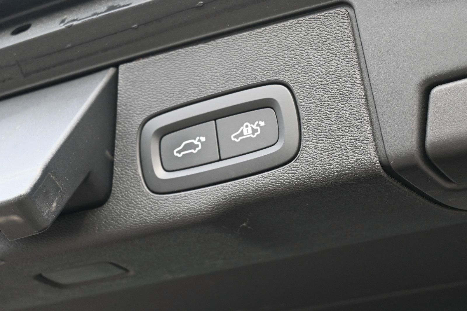 Fahrzeugabbildung Volvo XC60 B4D FWD Core*RFK*Qi*el.Heckkl*GoogleMaps