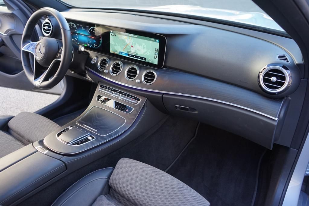 Fahrzeugabbildung Mercedes-Benz E 300 de T-Modell AMGLine + Avantgarde *PanoDach